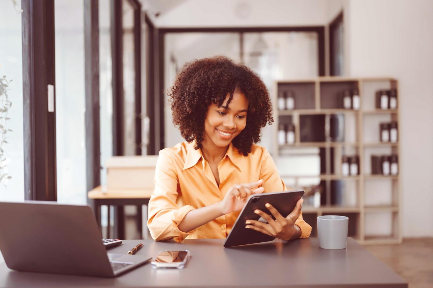 Sesiune de consultanță financiară online cu un client